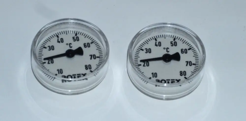 Thermometer im Set von Daikin, angezeigt in Celsius, mit Skalen von 0 bis 80 °C. Die Geräte sind rund und in transparenten Gehäusen untergebracht.
